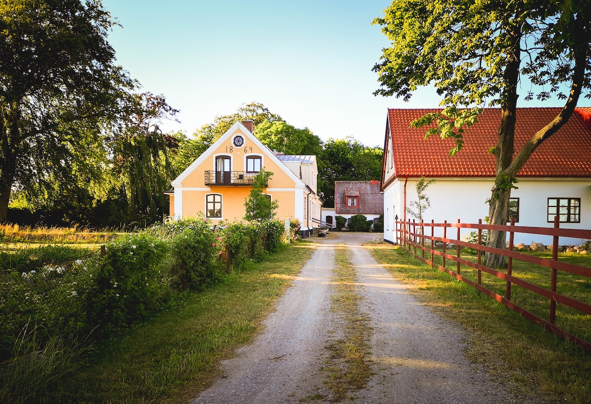 Gård nummer 11, romantisk 1800-talsgård på landet