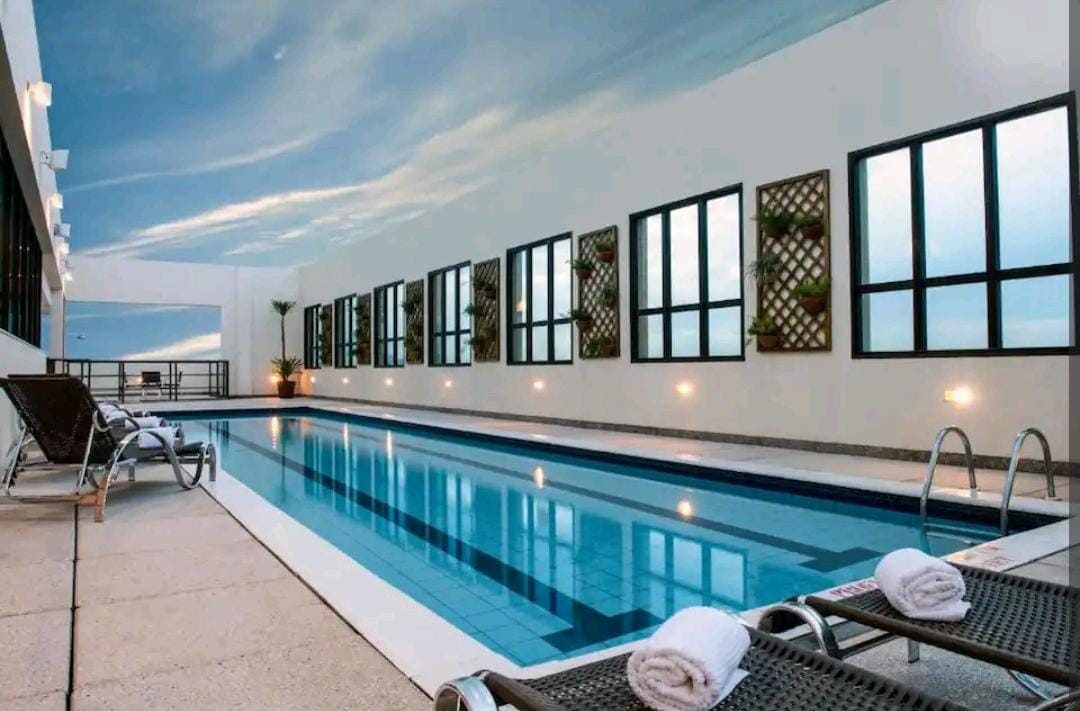 >公寓› 10楼舒适的楼层，带泳池