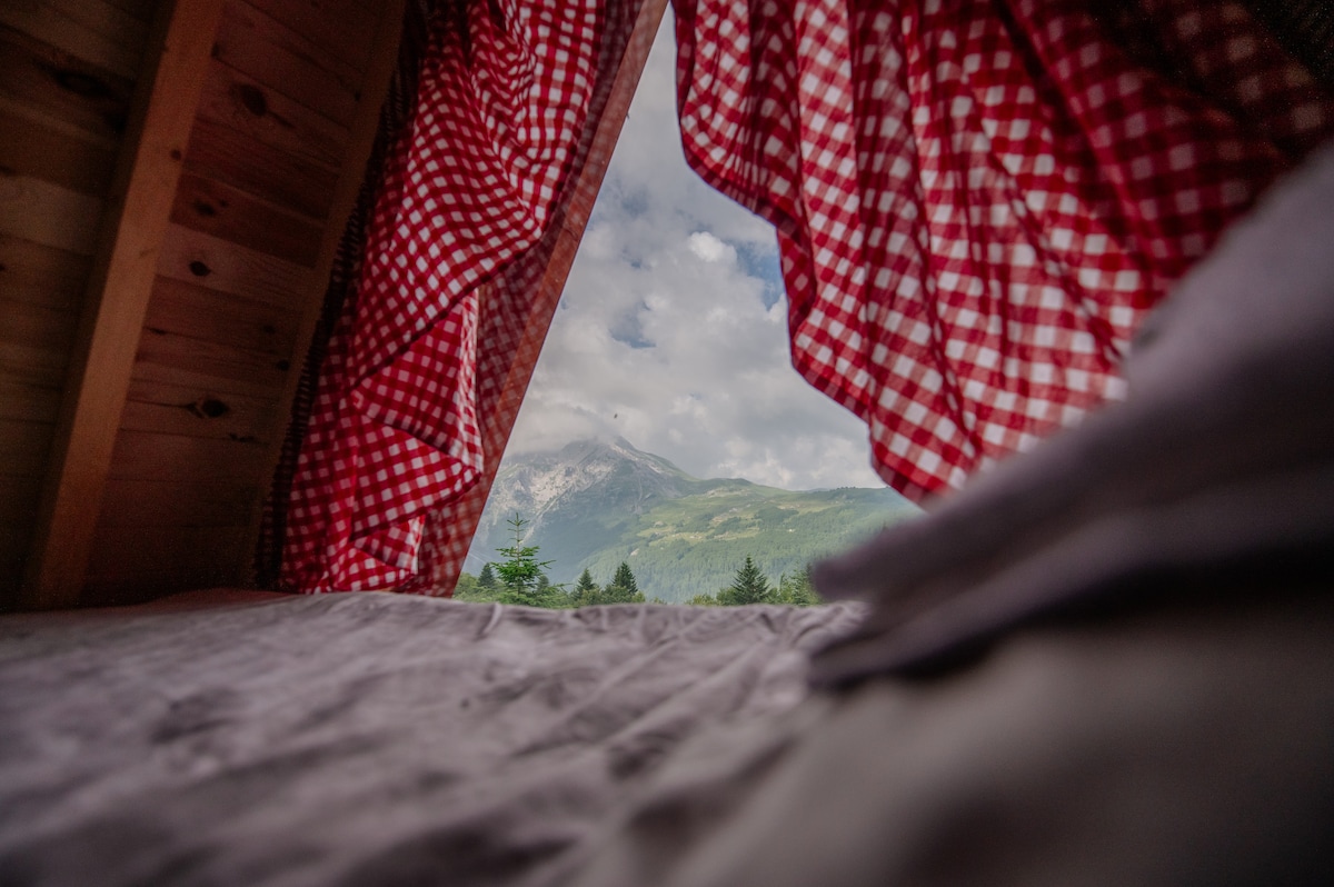 Bungalow with view of Kom peaks