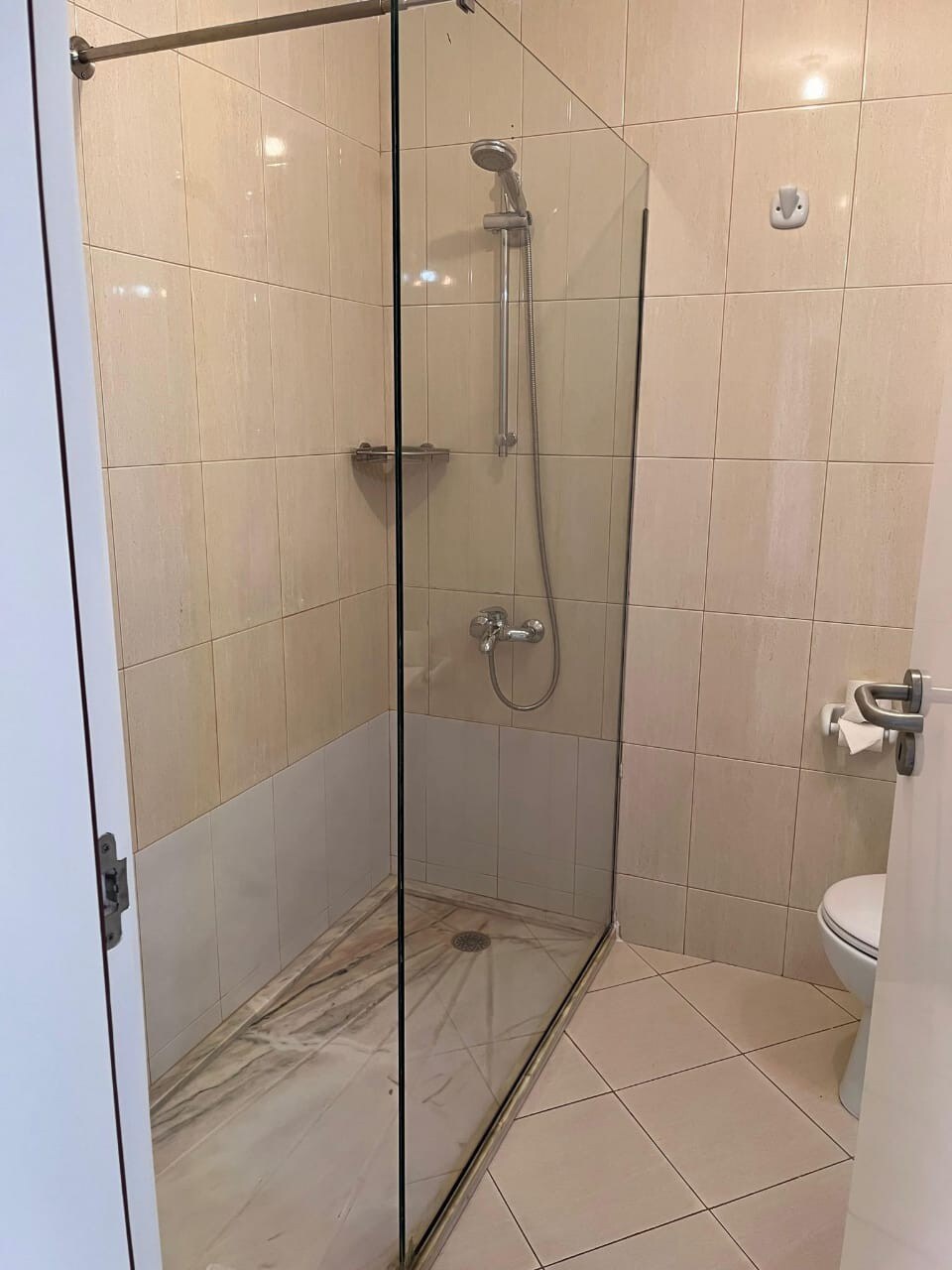 Apartamento equipado e mobilado.