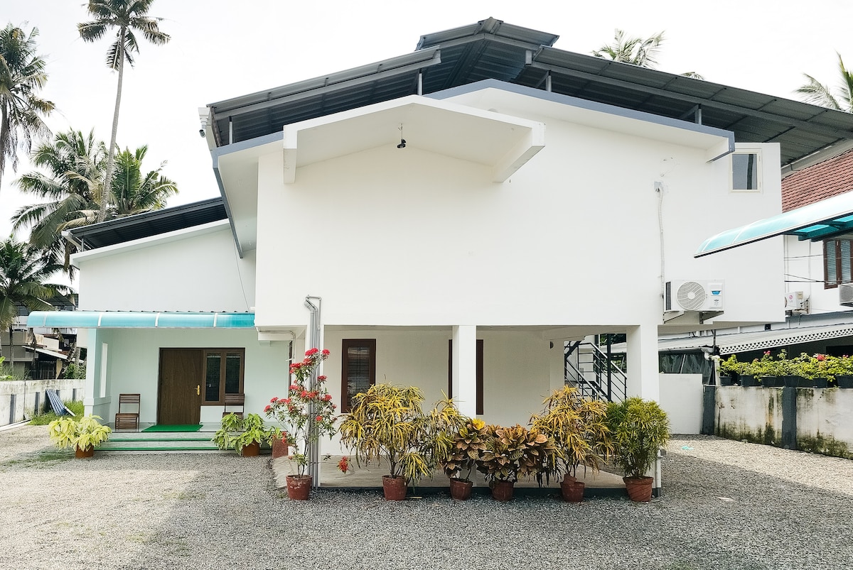 Salalah Enclave 3 AC Bedroom Villa, Vyttila, Kochi