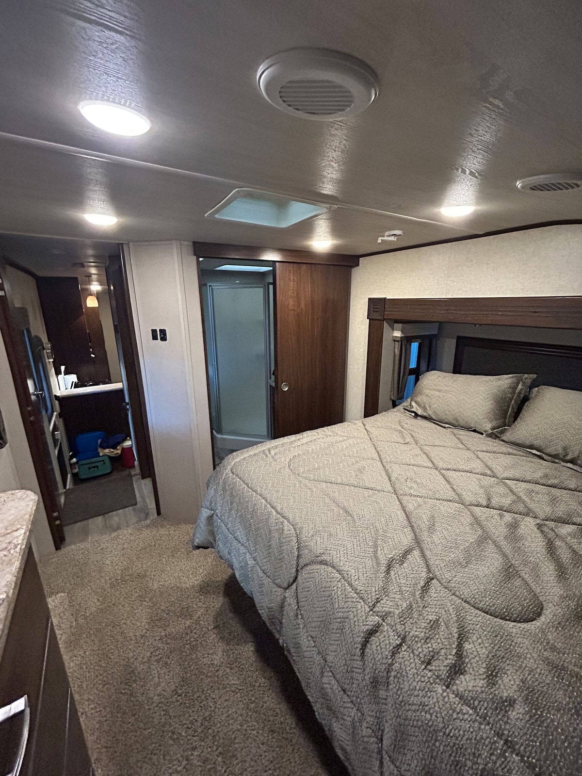 Huge 5th wheel like new, full hookups, internet