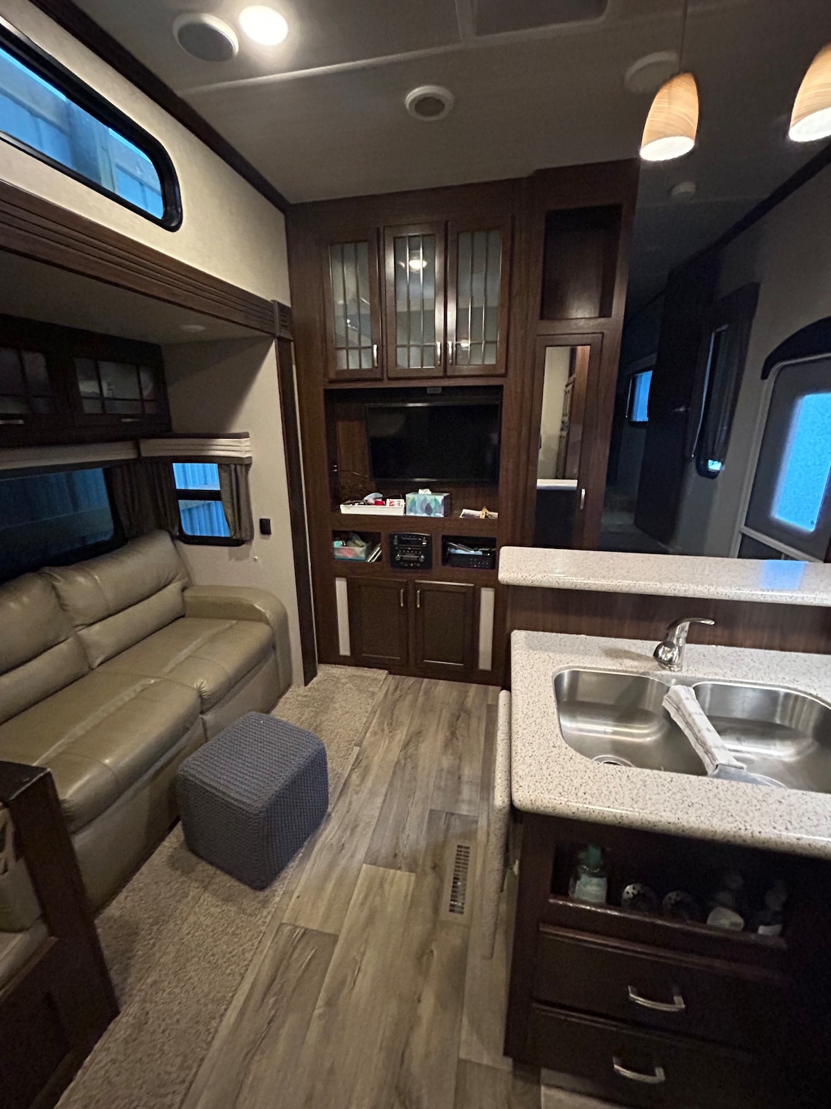 Huge 5th wheel like new, full hookups, internet