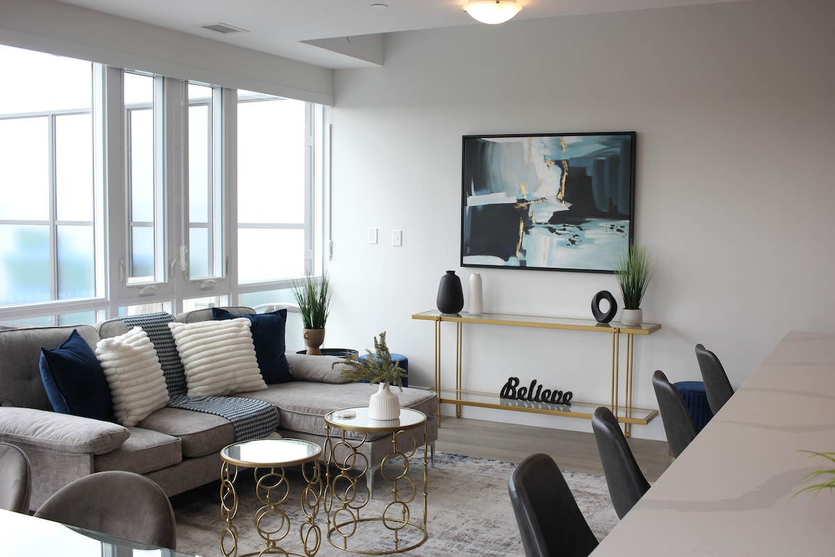 Downtown Oasis: Luxurious Condo in Victoria Park