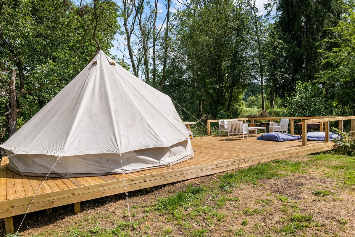 Bell Tent overlooking moat with hot shower and loo