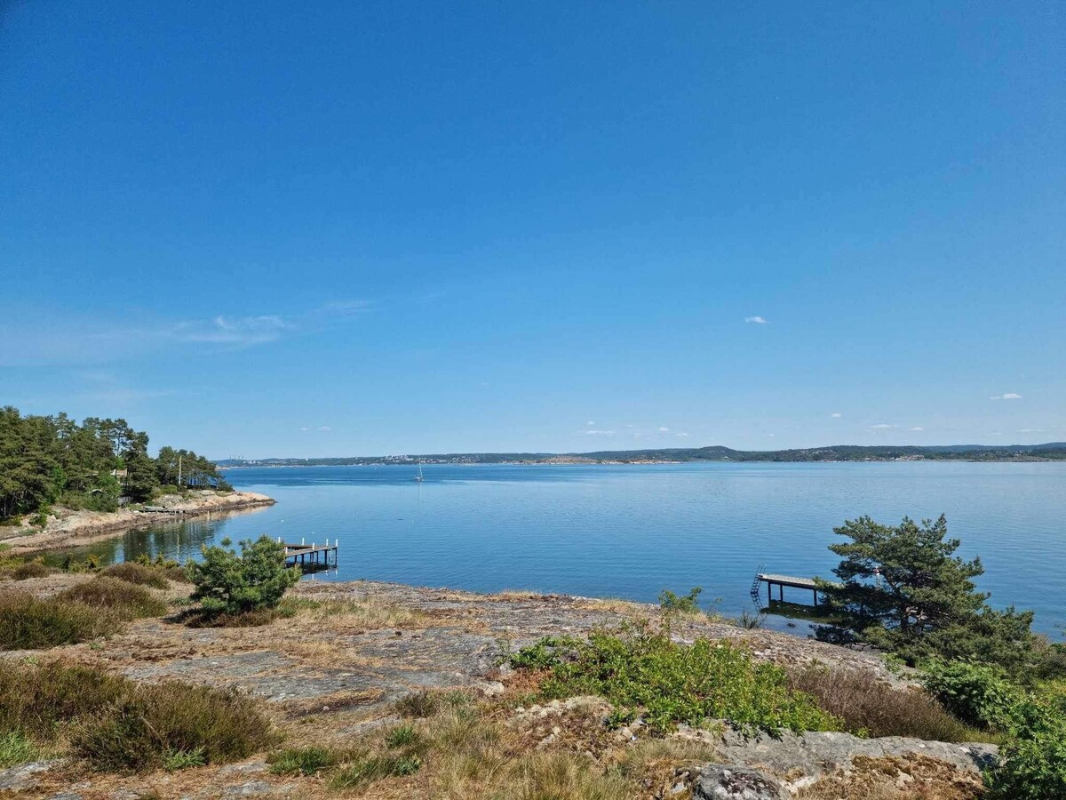 Havsnära sommarhus med trädgård