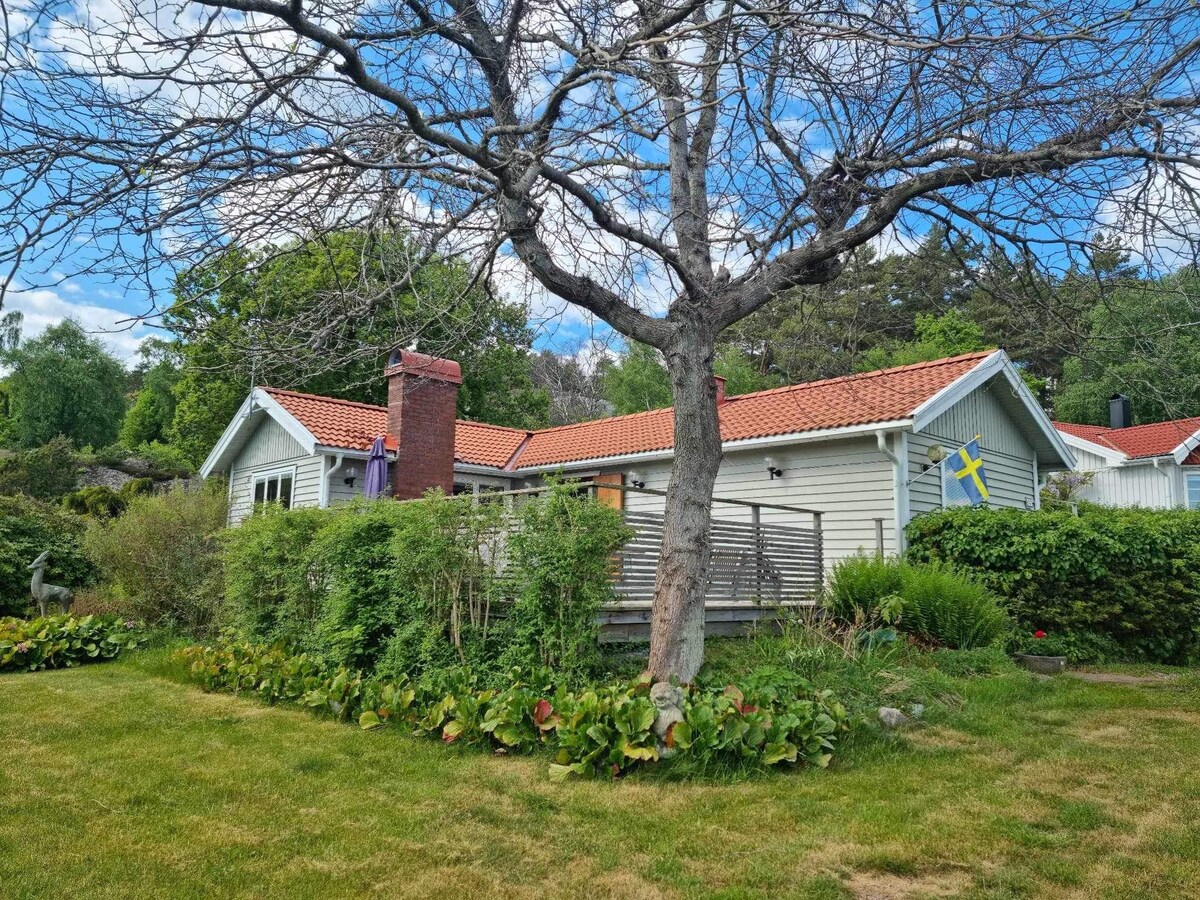 Havsnära sommarhus med trädgård