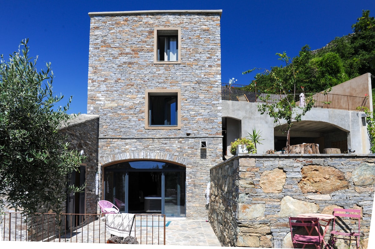 Jolie maison avec piscine près d'un village