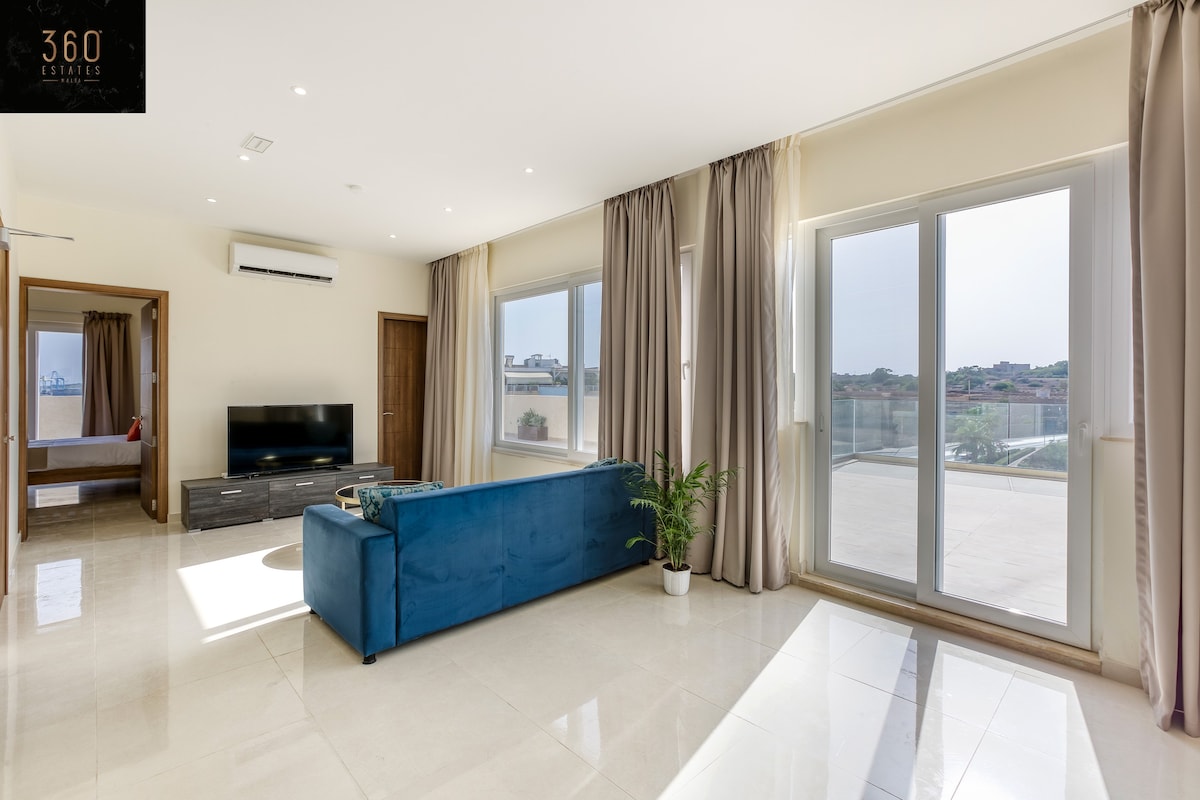 Luxury beautiful penthouse with amazing views & AC