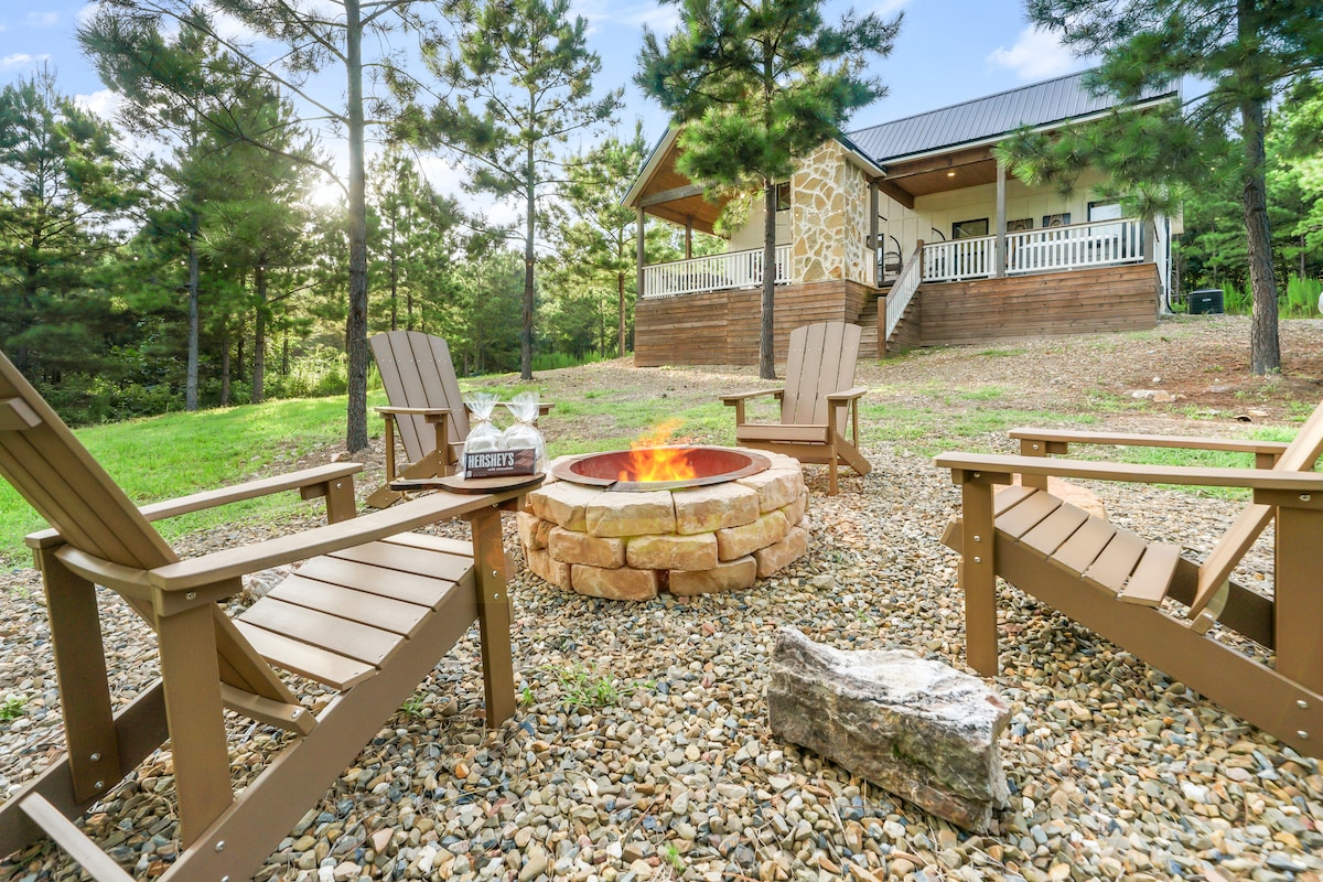 Romantic Retreat. Hot tub, firepit and games!