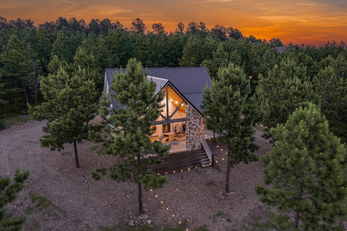 Romantic Retreat. Hot tub, firepit and games!