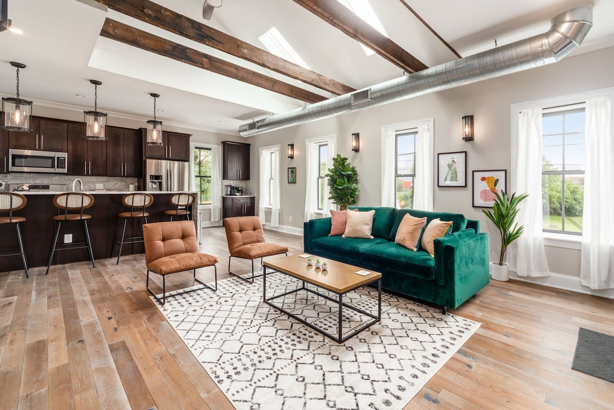 Stylish Loft with King Bed - Two Parking Spots