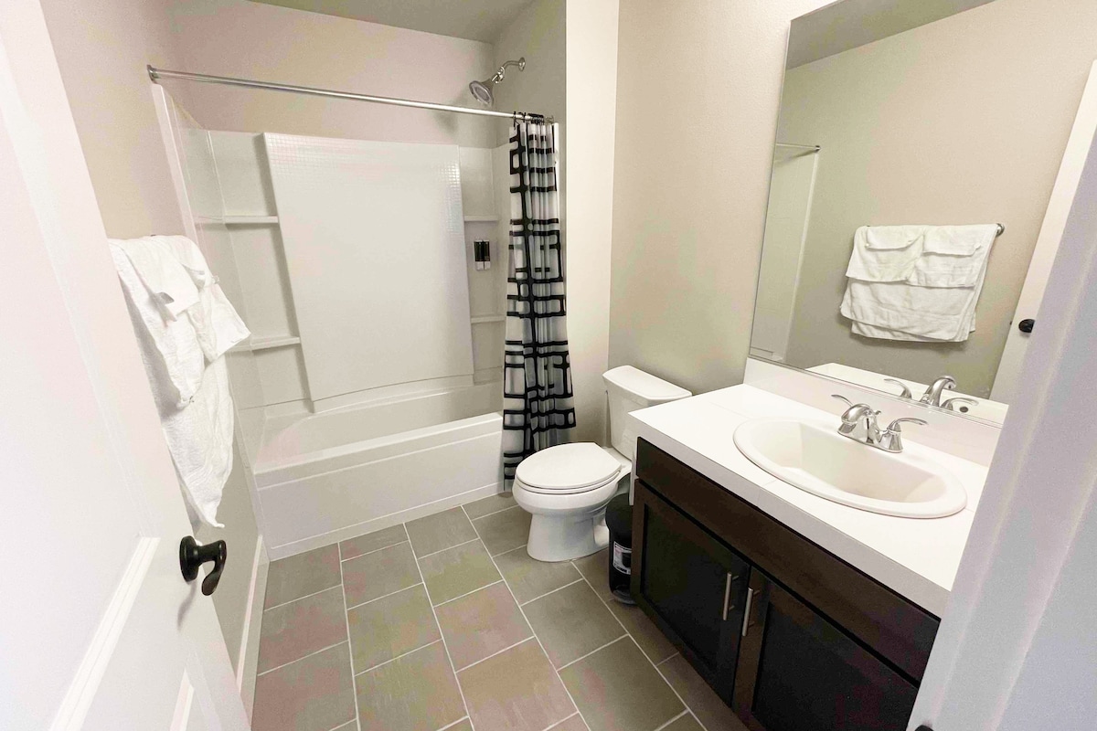 Spacious Guest Suite w Private Entrance