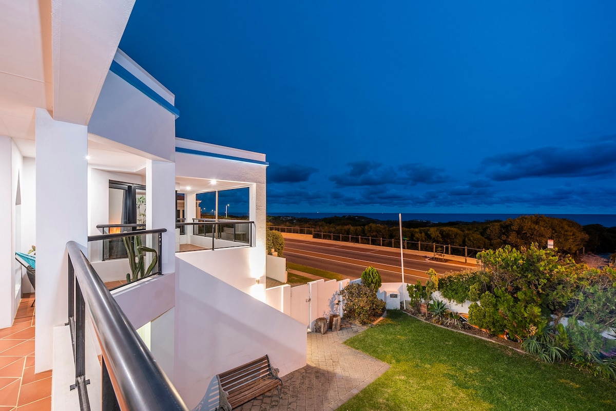 Mullaloo Beach Front Home - Topfloor 3x2.5