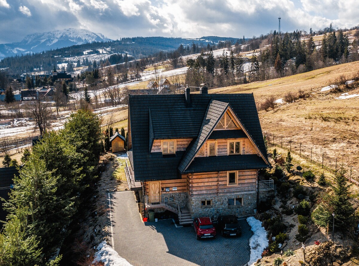 Picturesque mountain chalet with 4 bedrooms