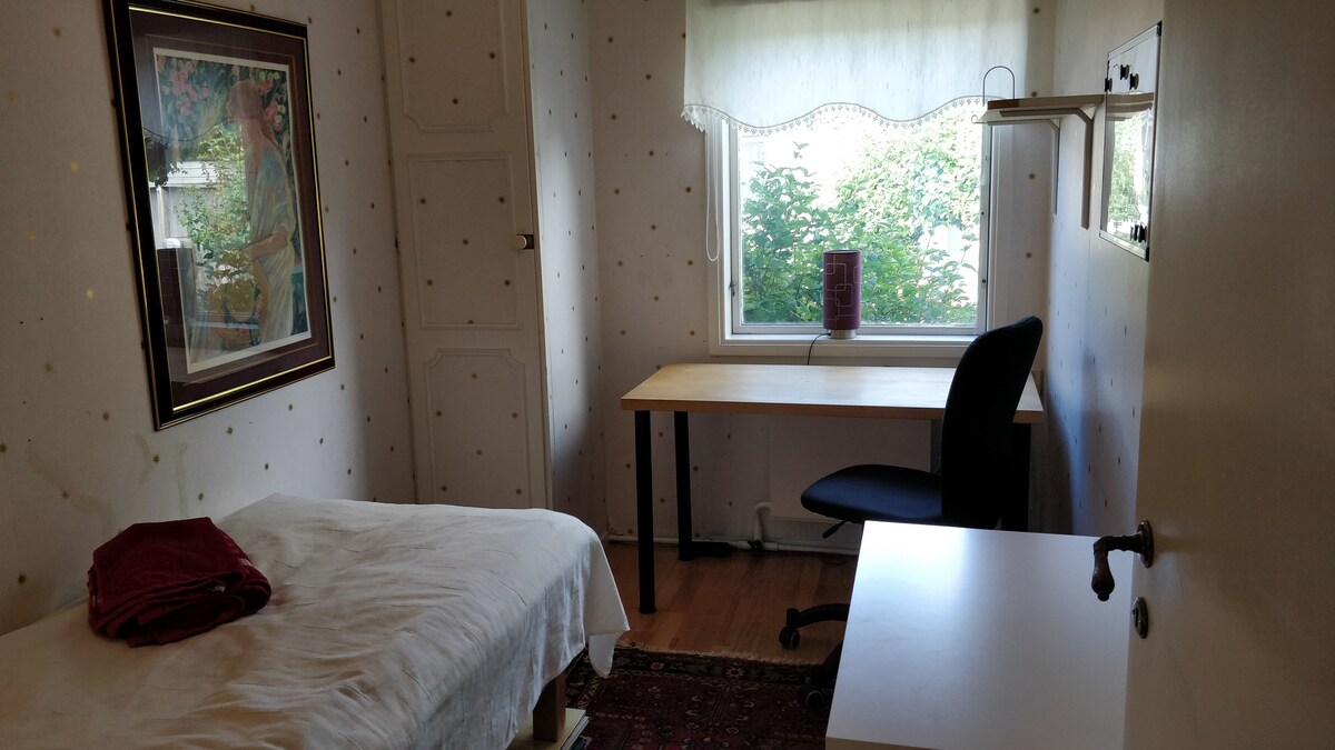 房间靠近通勤列车和阿兰达（ Arlanda ） ，宁静谧。