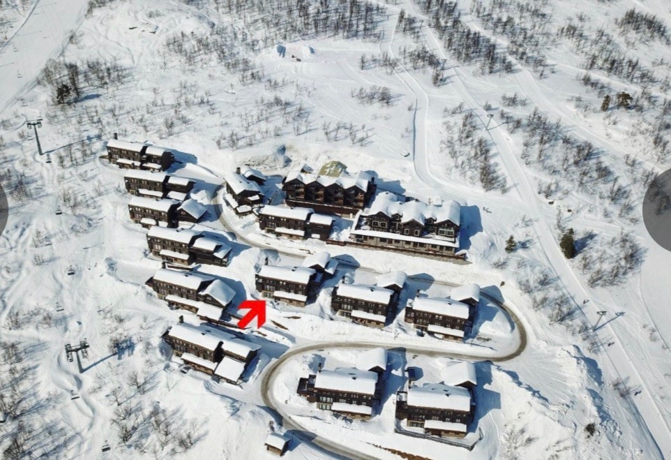 Eksklusiv hytte midt i alpinbakken. Ski in/out