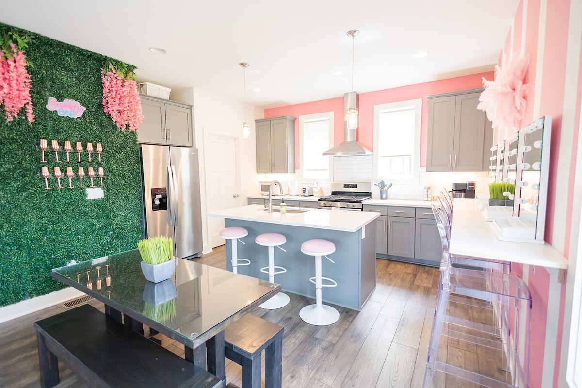 Bubbly Cowgirl: Pink Glam Chic Townhouse 5mi to DT