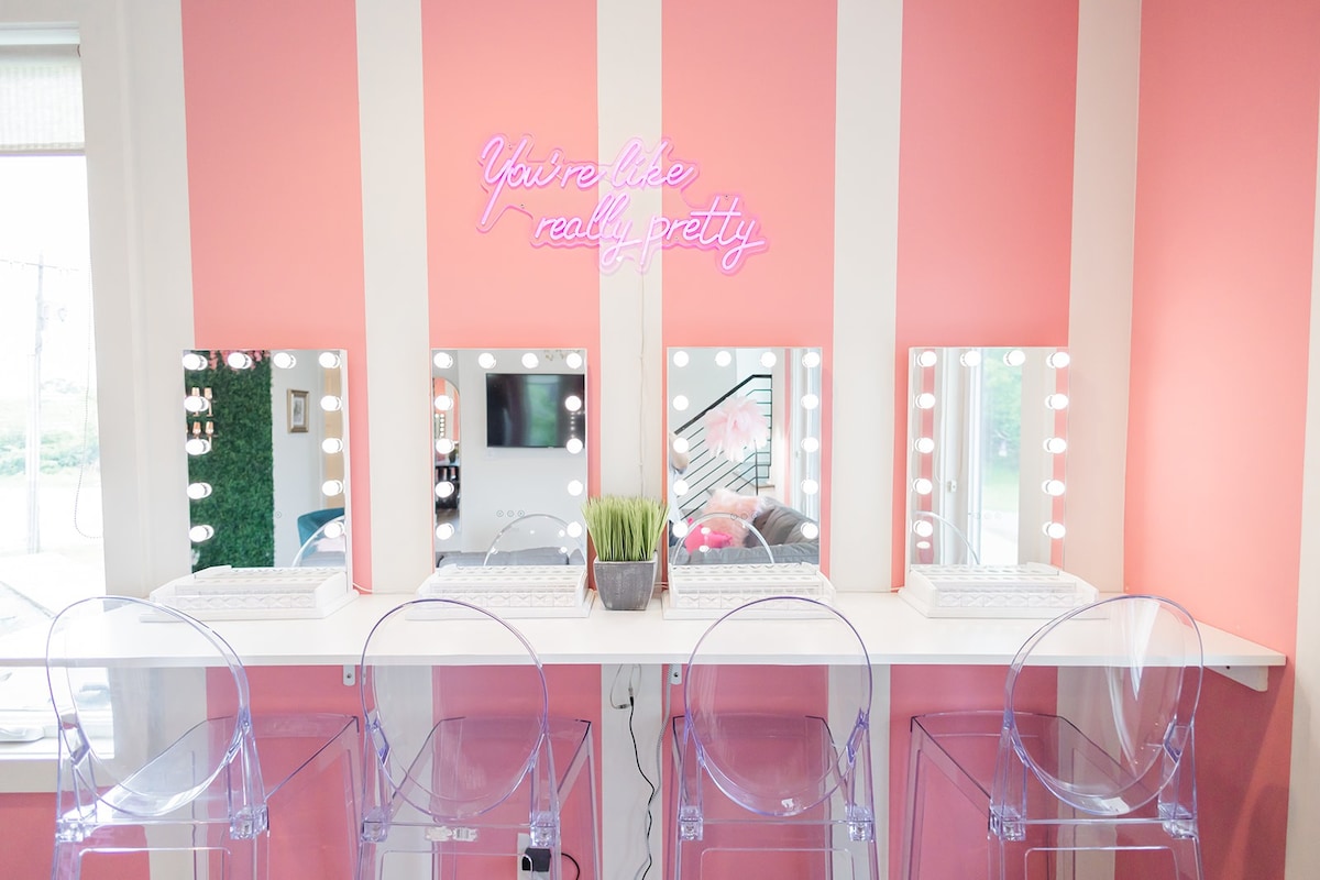 Bubbly Cowgirl: Pink Glam Chic Townhouse 5mi to DT