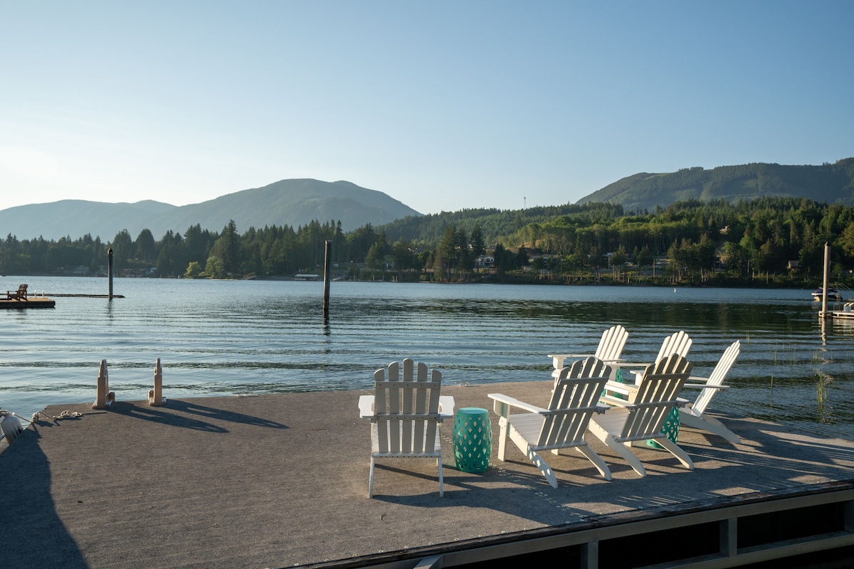 Lakefront Modern Home on Lake Cowichan