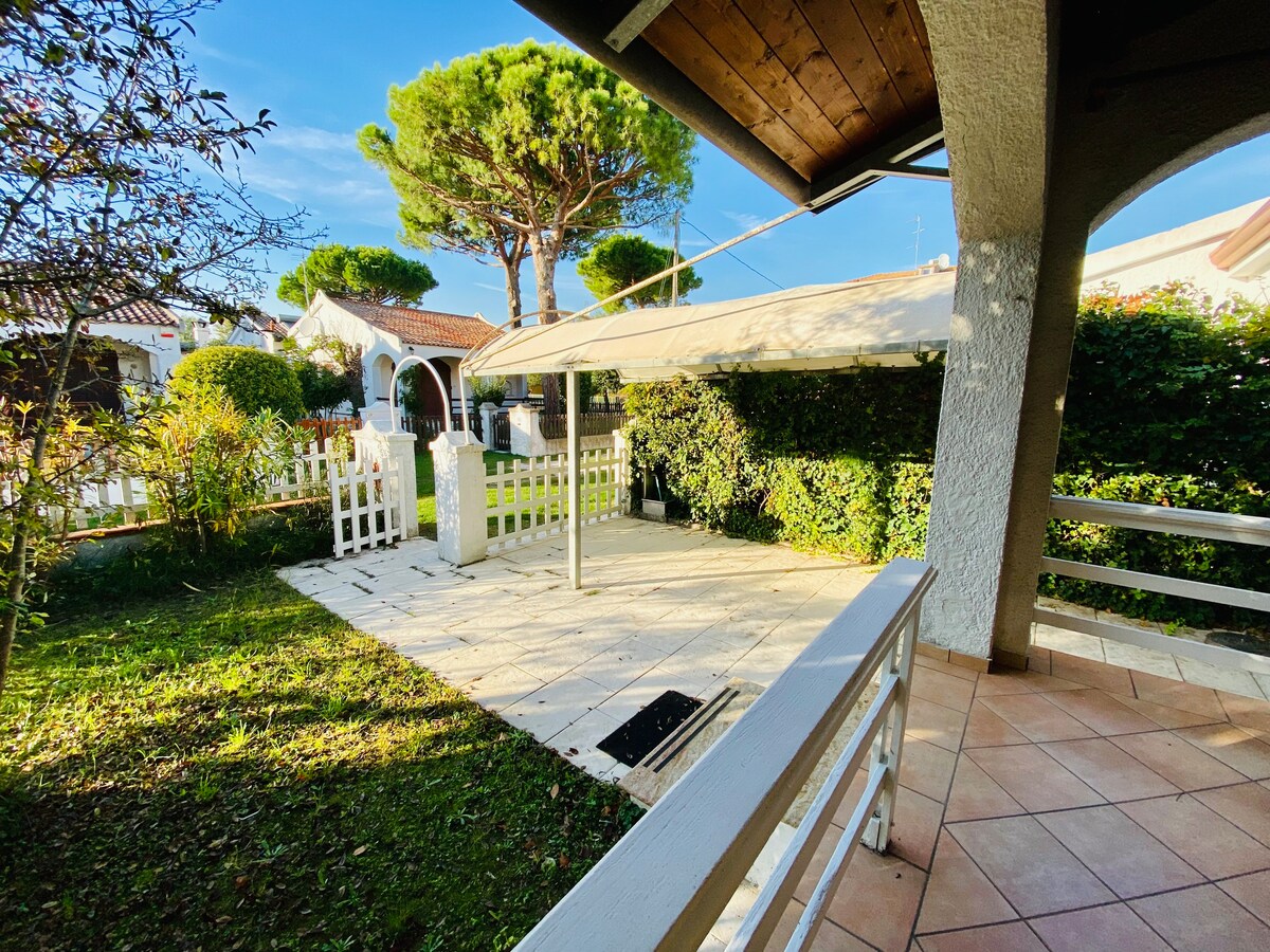 Elegant Detached villa, large garden, clima