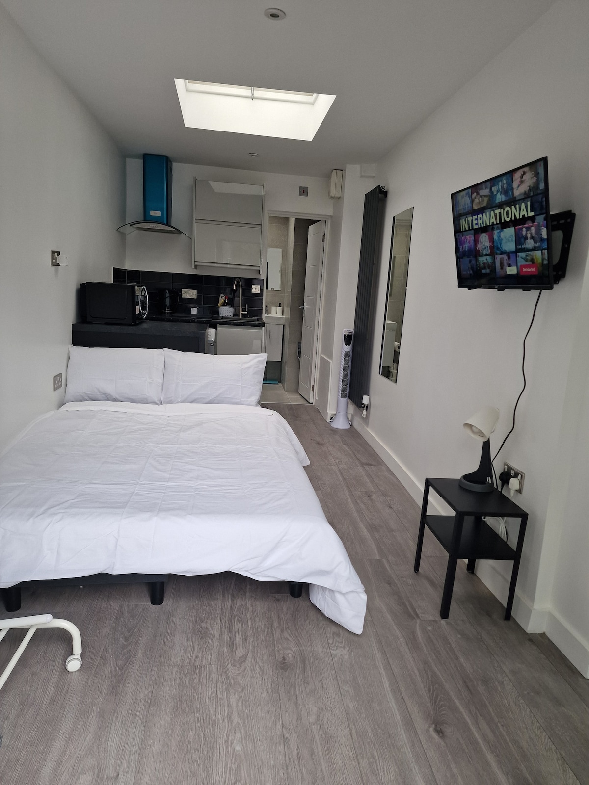 Fully fitted studio with en-suite and kitchenette