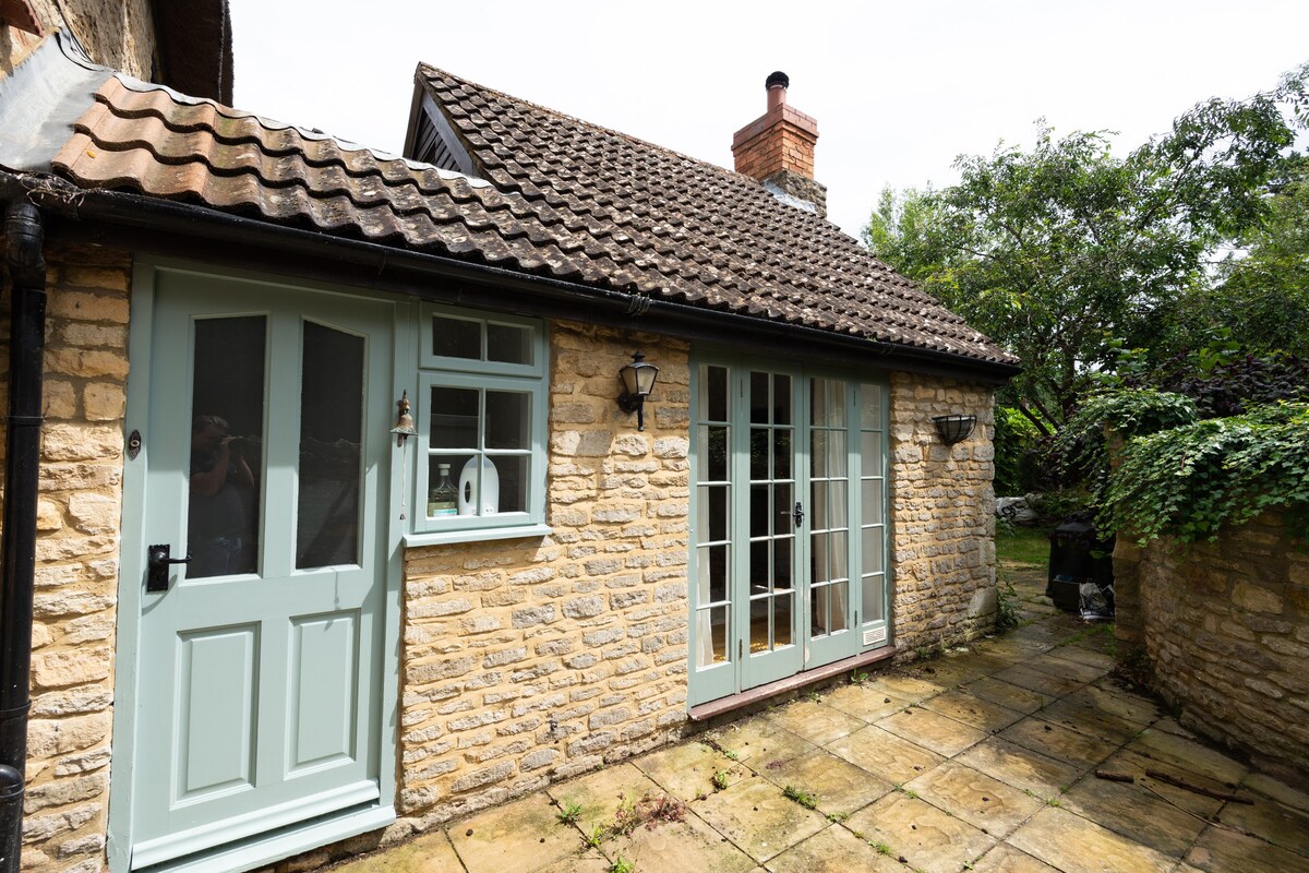 Beautiful 3BD Thatched Stone Cottage Kettering