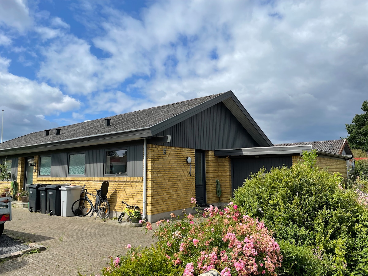 Stort børnevenligt hus, tæt på centrum og strand