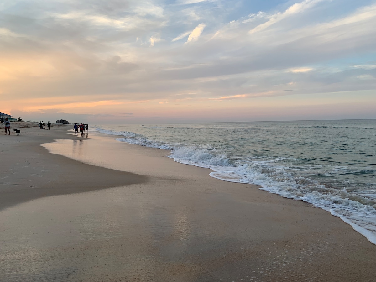 Shorebird Cottage, walk to the beach dog friendly!