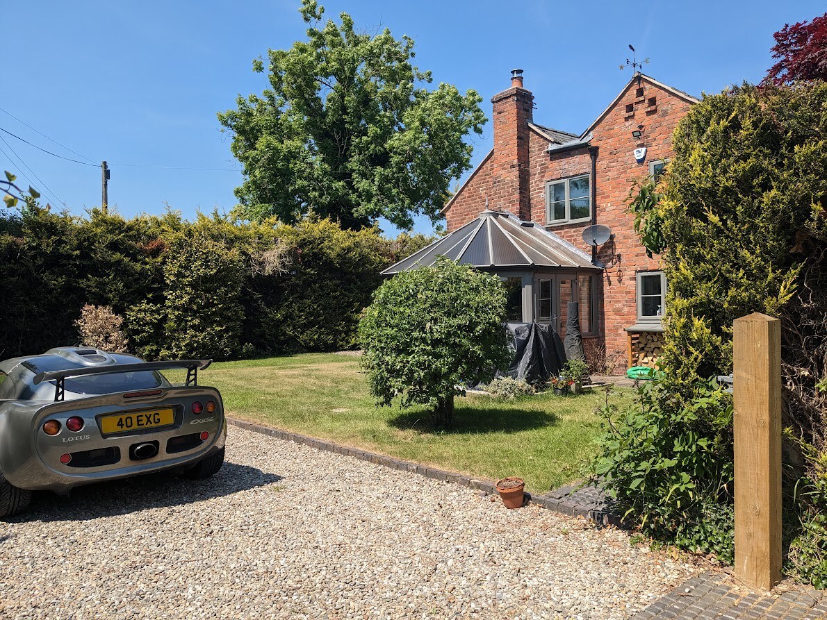 Rosebud Cottage, Shropshire private & drive garden