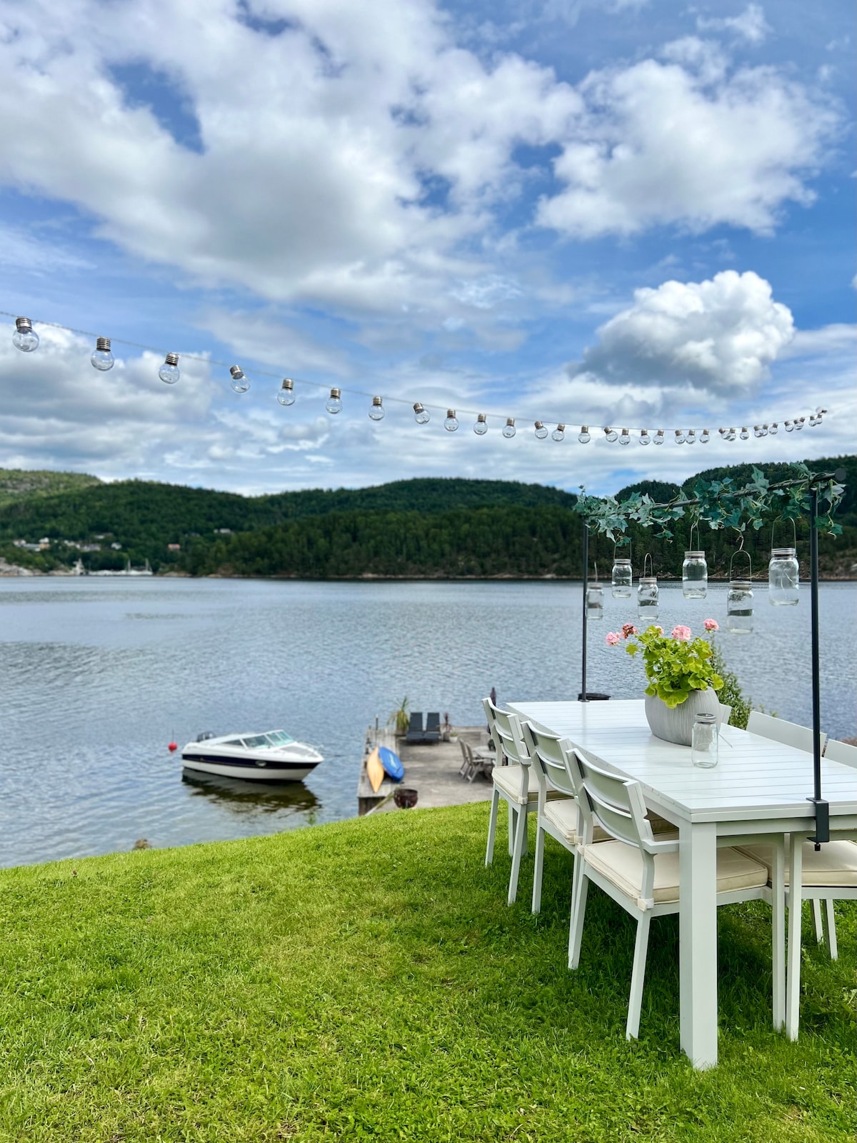 Bo helt i strandkanten, med brygge og strand !