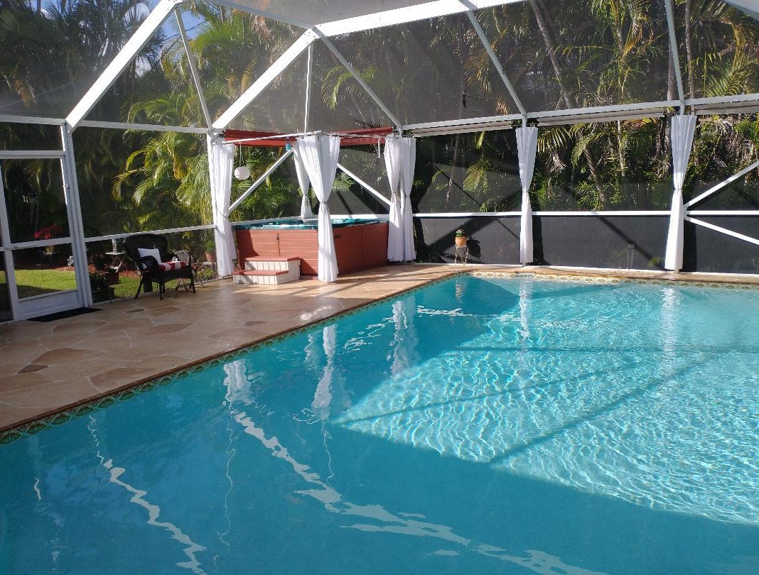 Private Tropical Home with Heated Pool & Hot Tub!*