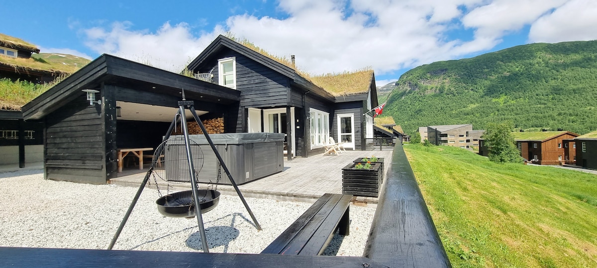 Stor og flott familiehytte med jacuzzi