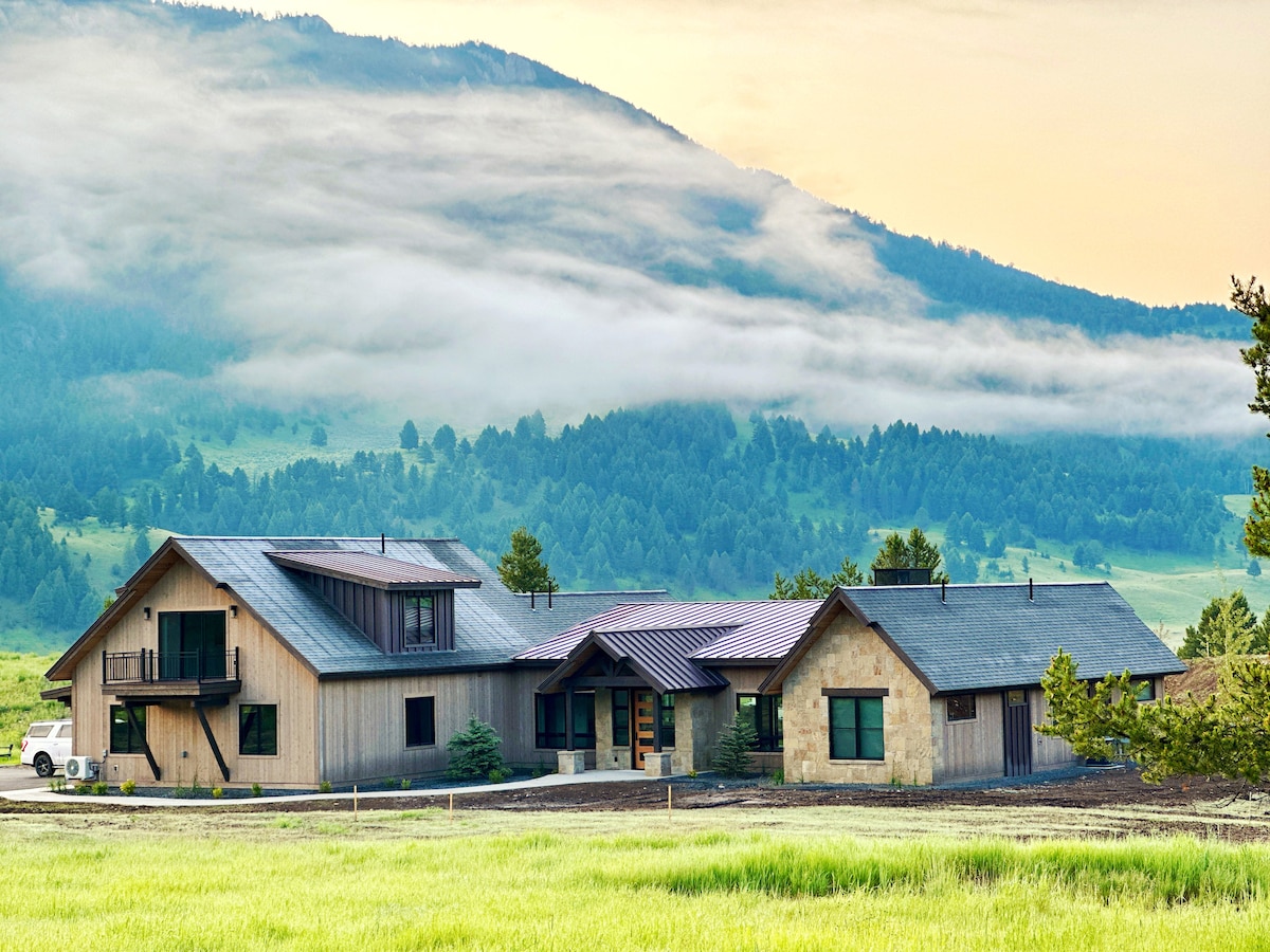 ULTRA Luxury NEW Home with private sledding hill