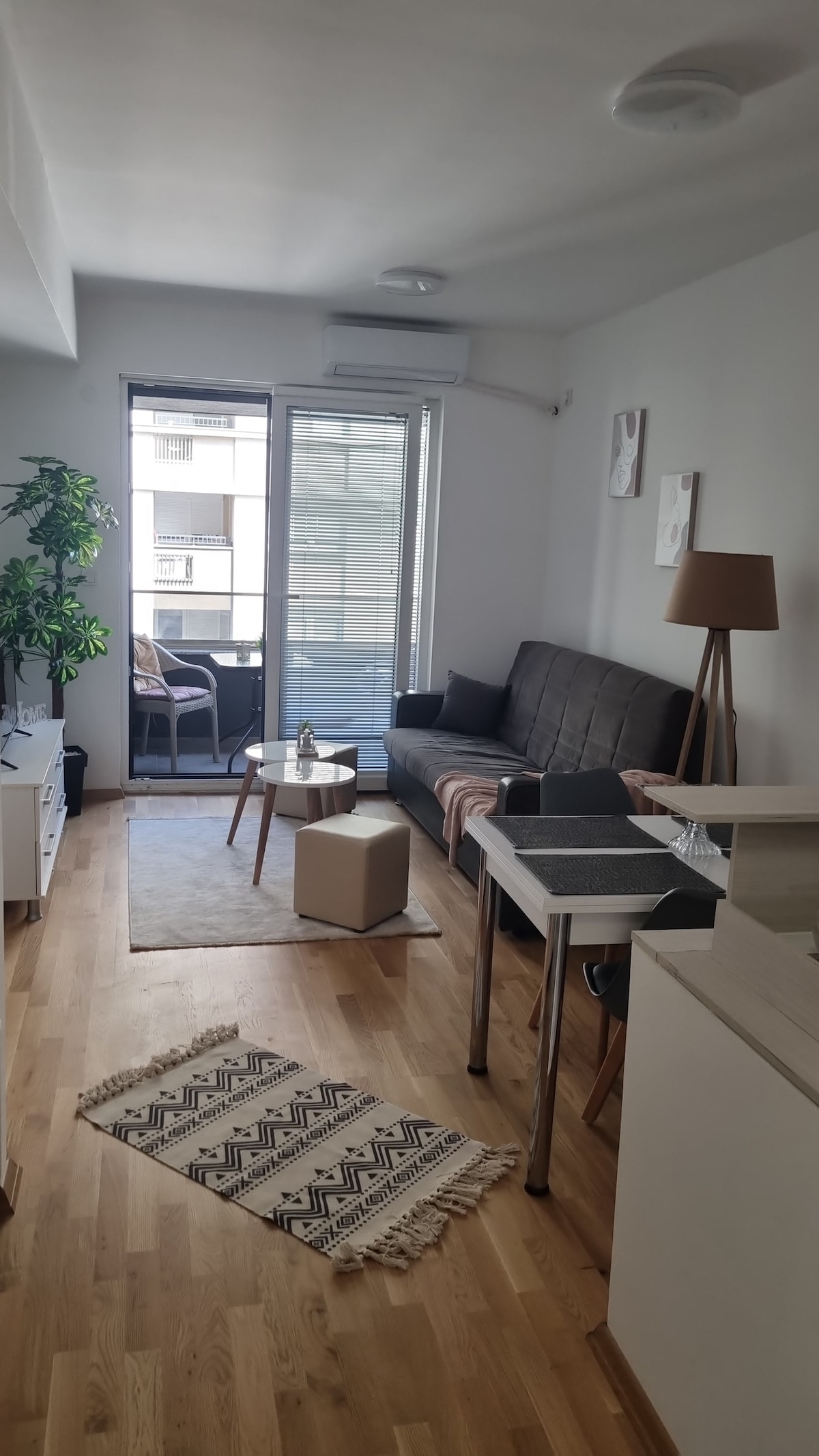 Cozy one bedroom apartment with free parking