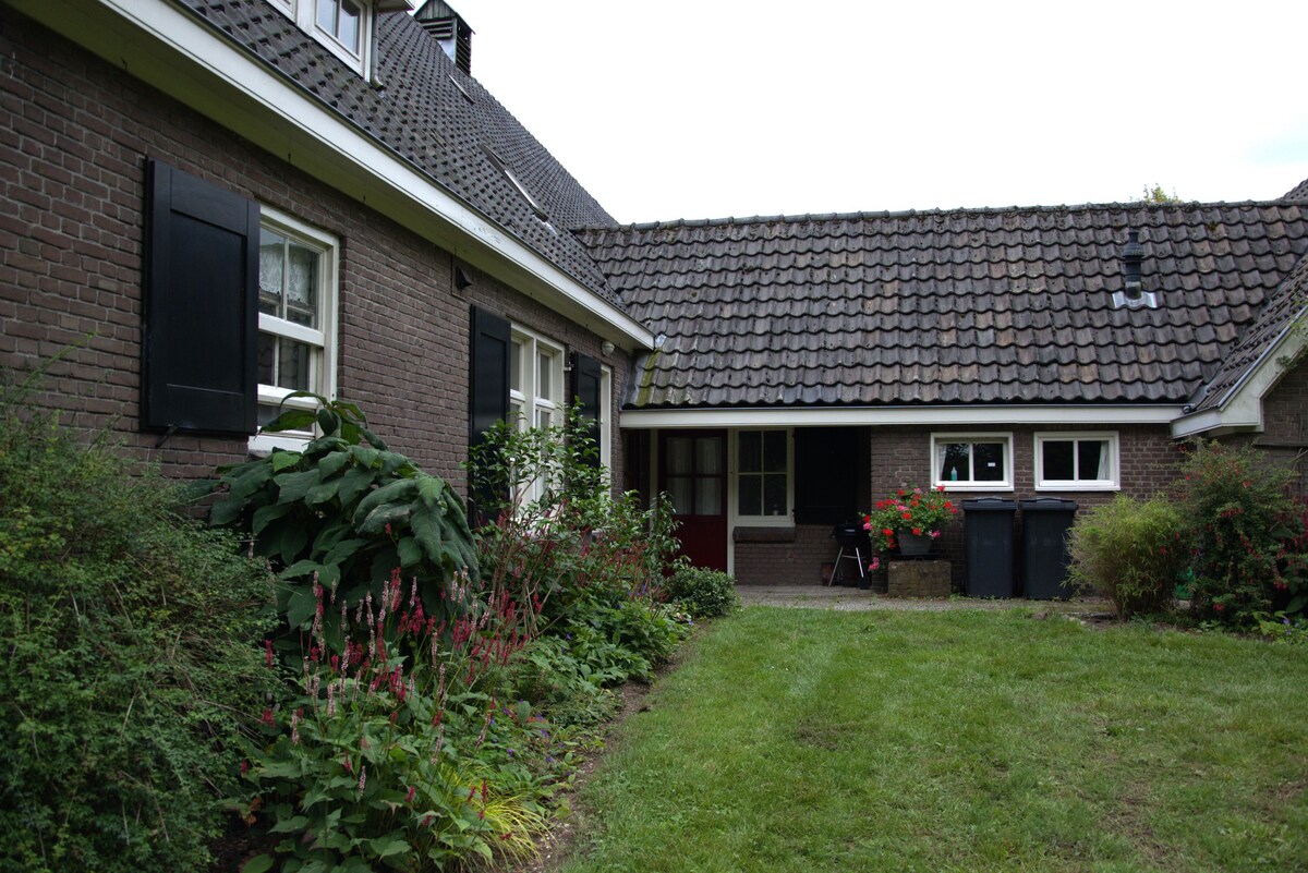 位于Historisch Landgoed Bleijendijk的宽敞农舍。