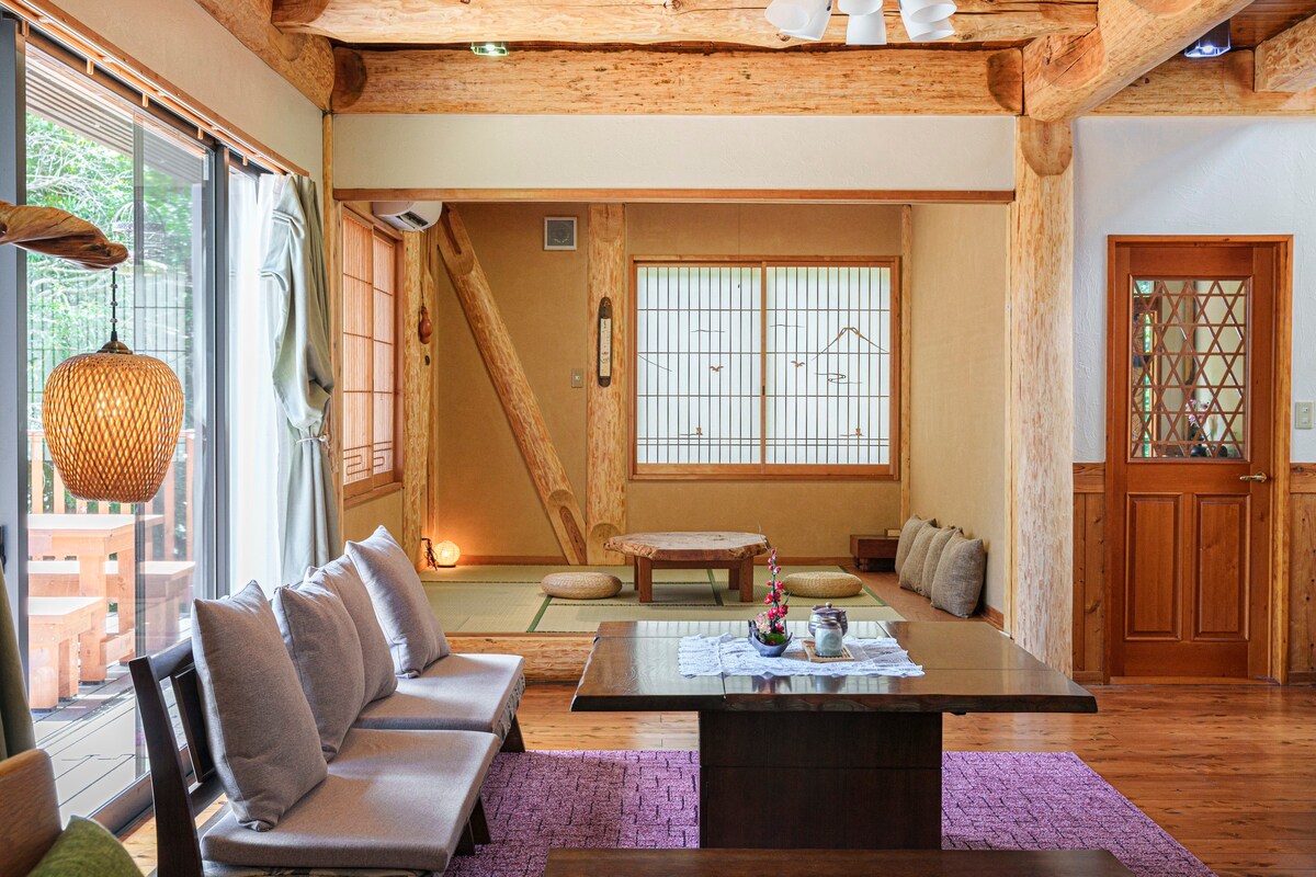 由Amagi Cedars精心打造的木屋放松身心