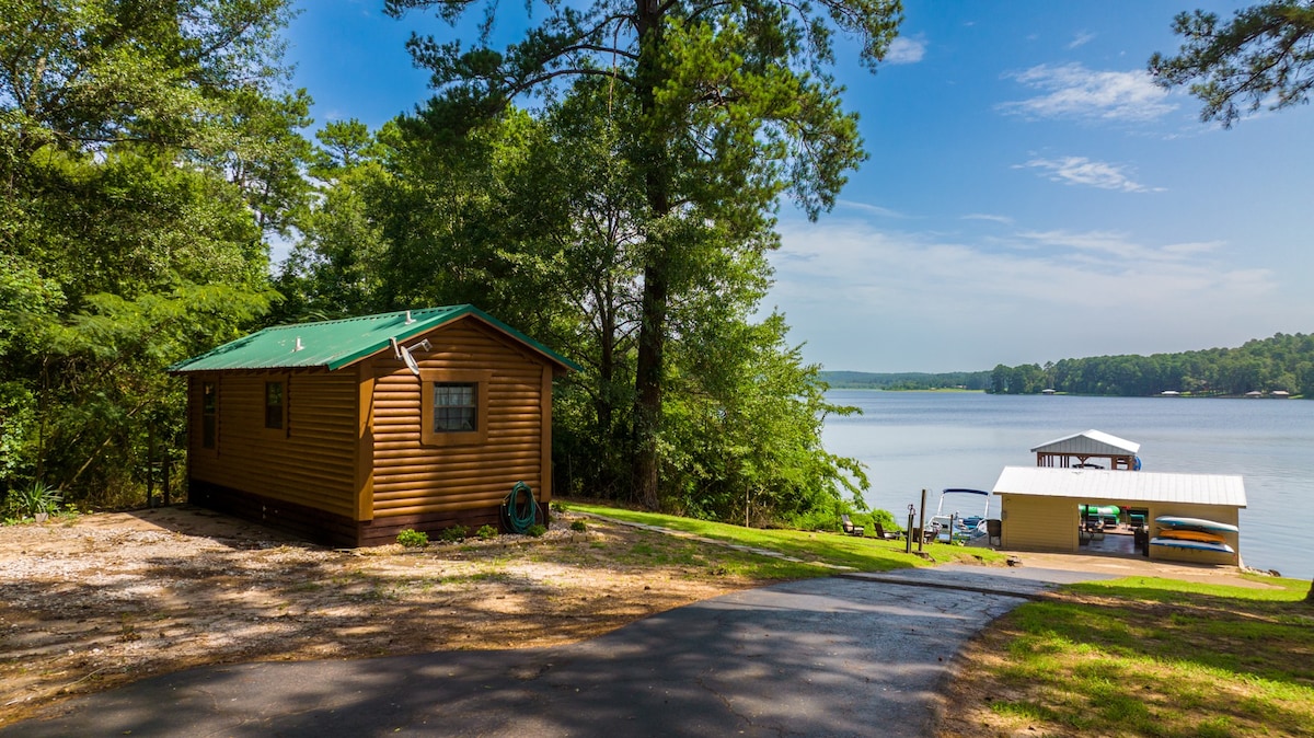 Lost Pines Lake Cabin *with HOT TUB*