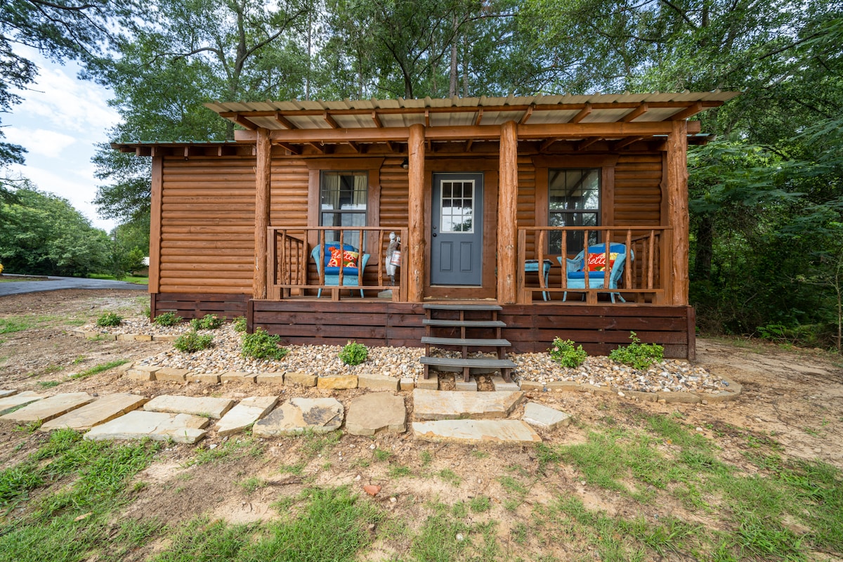 Lost Pines Lake Cabin *with HOT TUB*