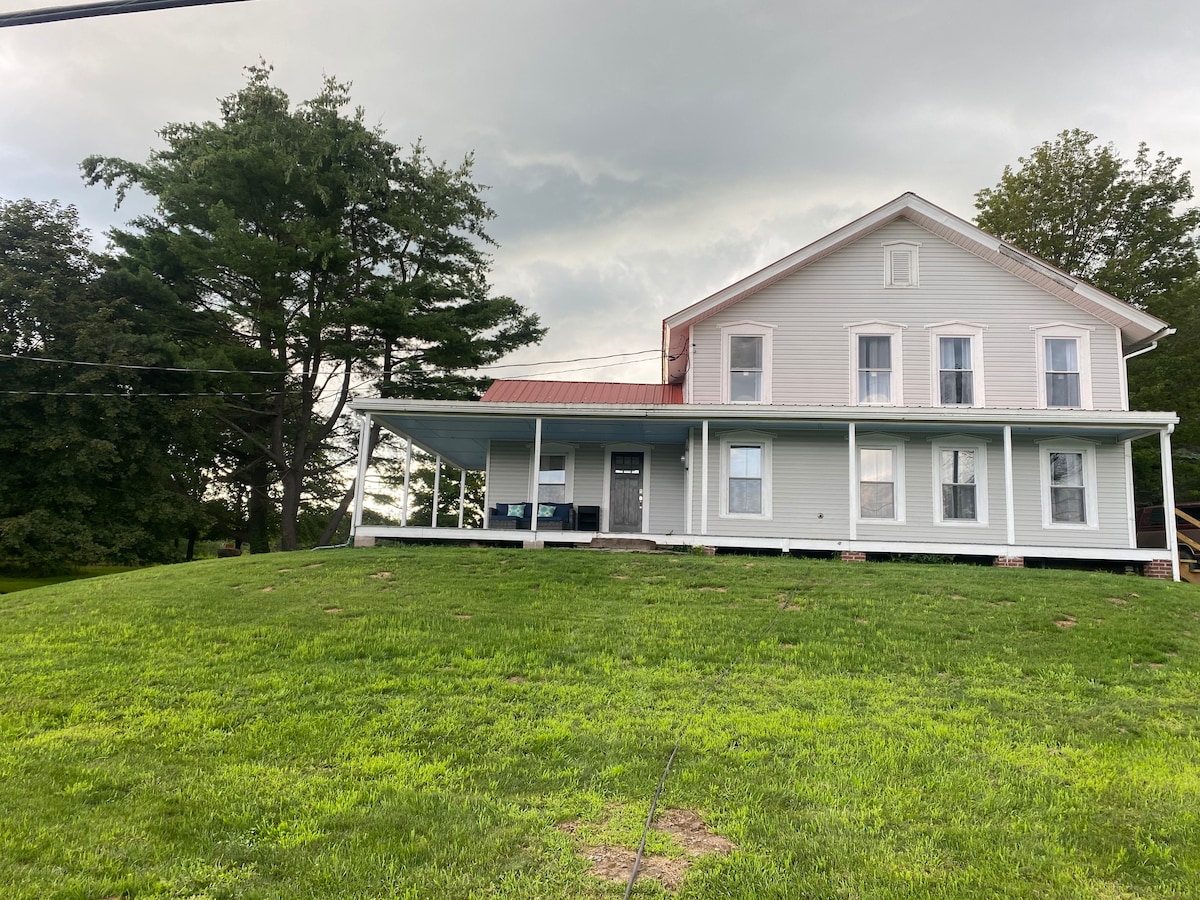 4 Bedroom Farmhouse with a Hot Tub!