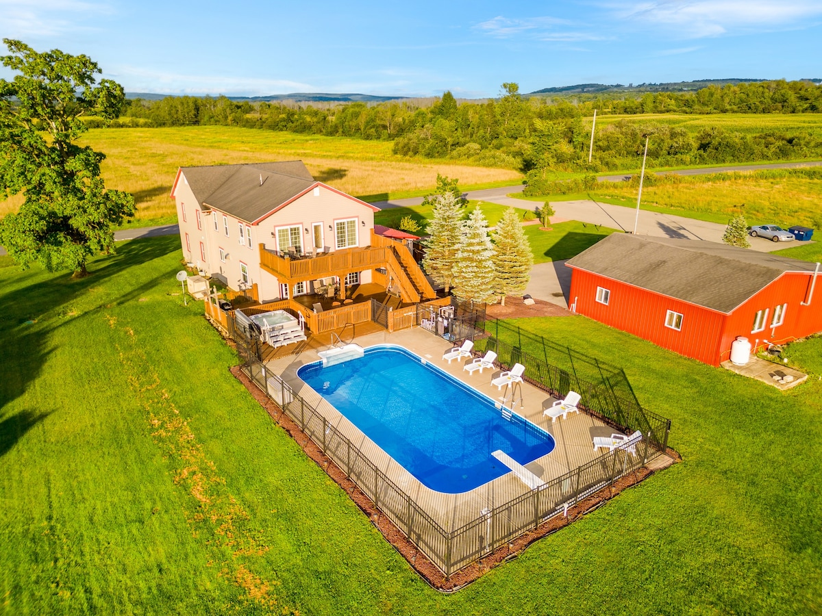 10 Acre farmhouse-8 Bedrooms-Pool-Hot tubSaunaPond