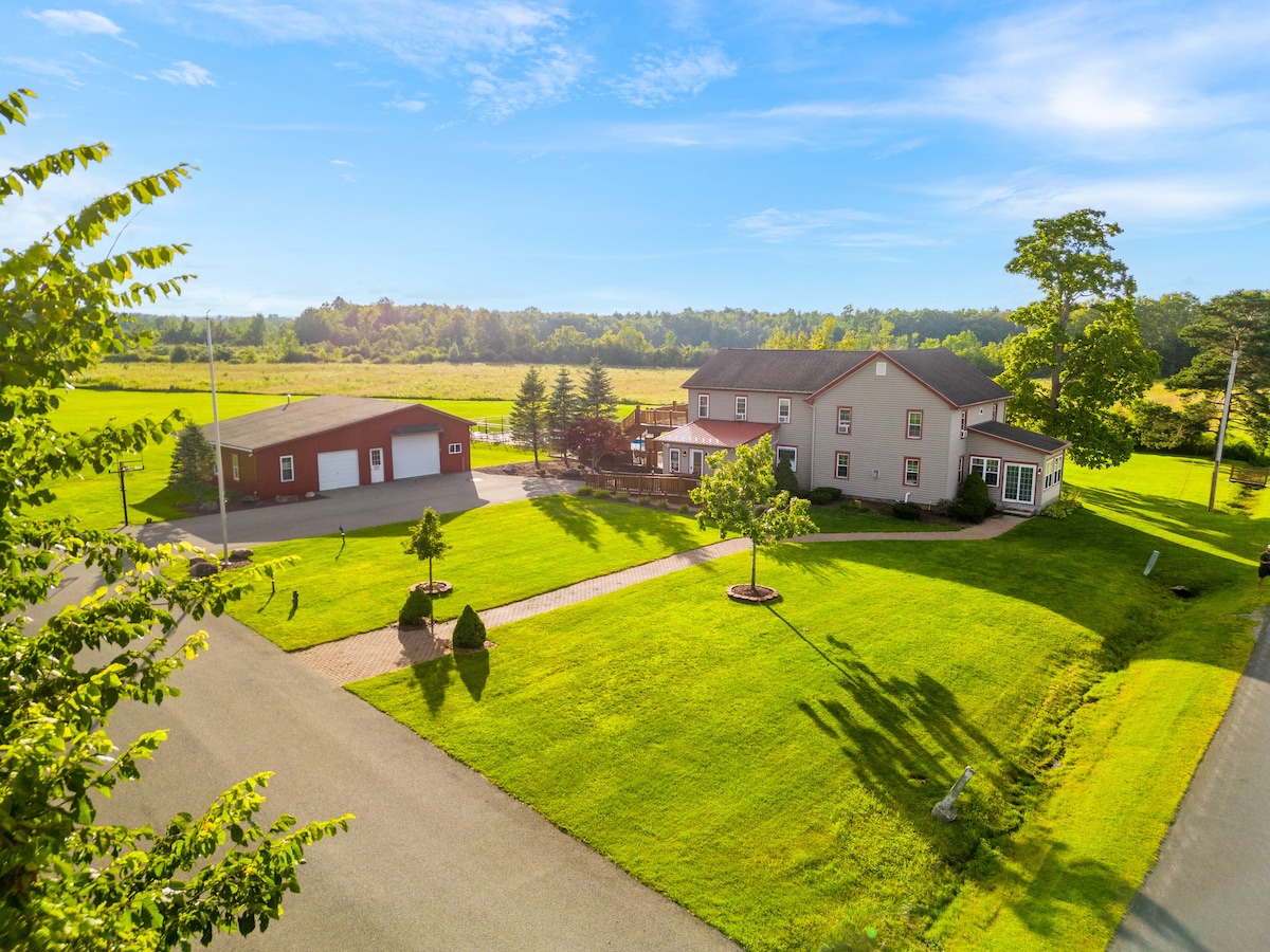 10 Acre farmhouse-8 Bedrooms-Pool-Hot tubSaunaPond