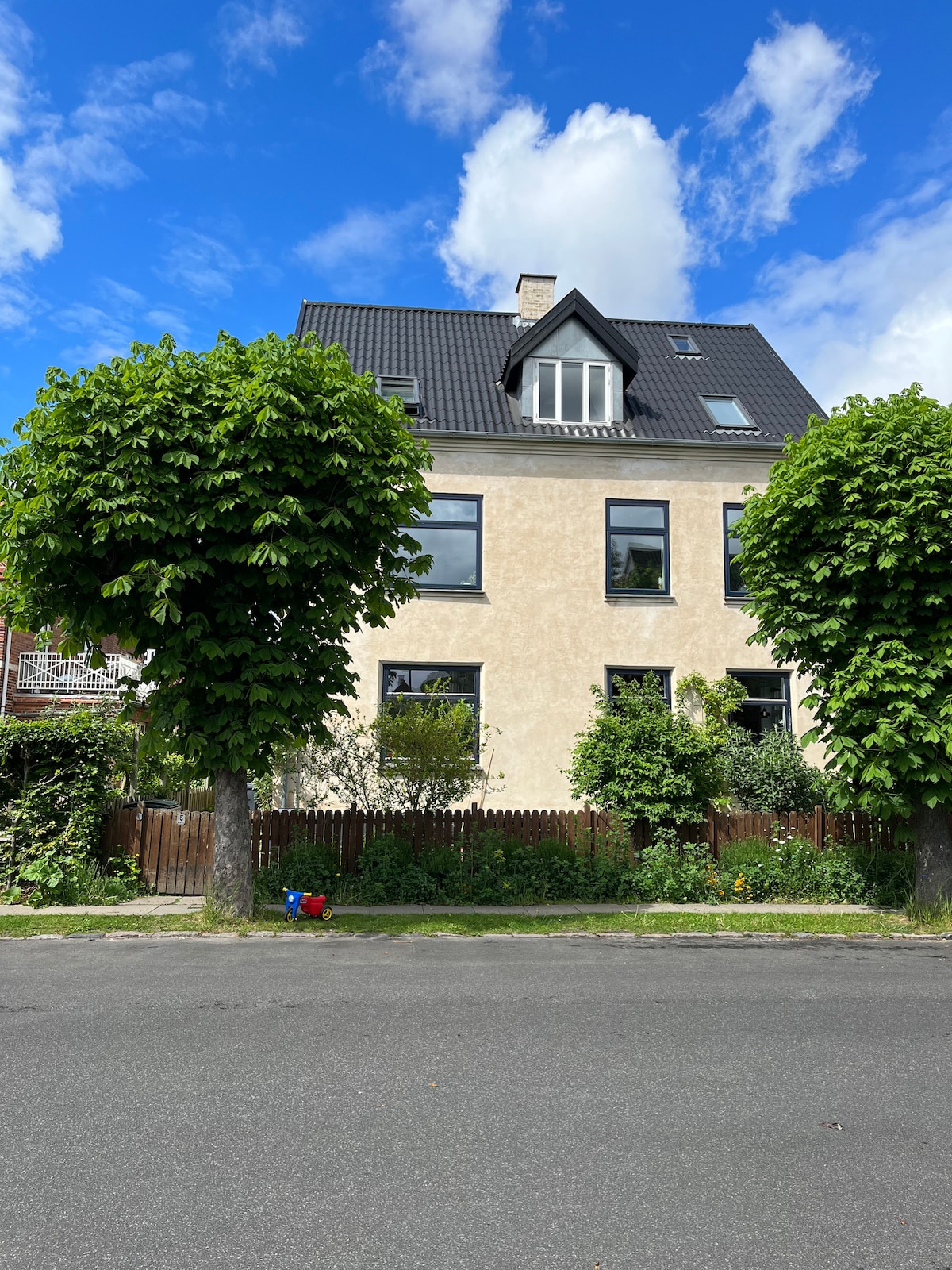 Colorful family home with garden (ground level)