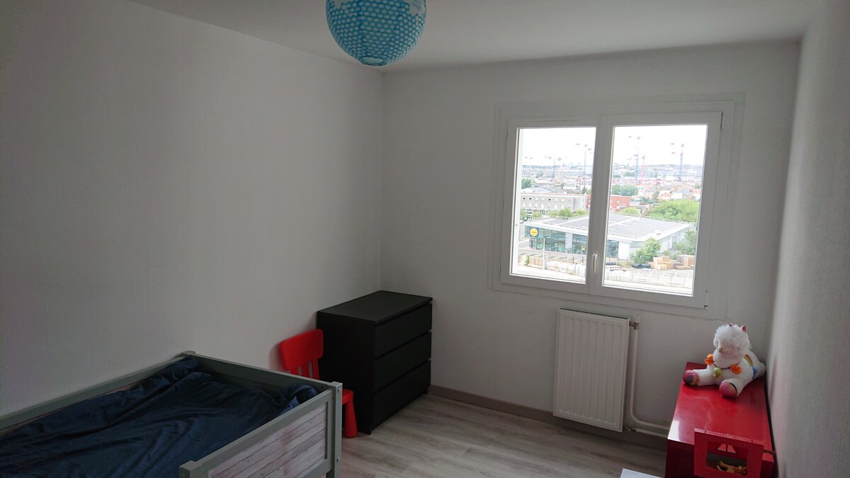 Bright 2-bedroom apartment with view - near tram