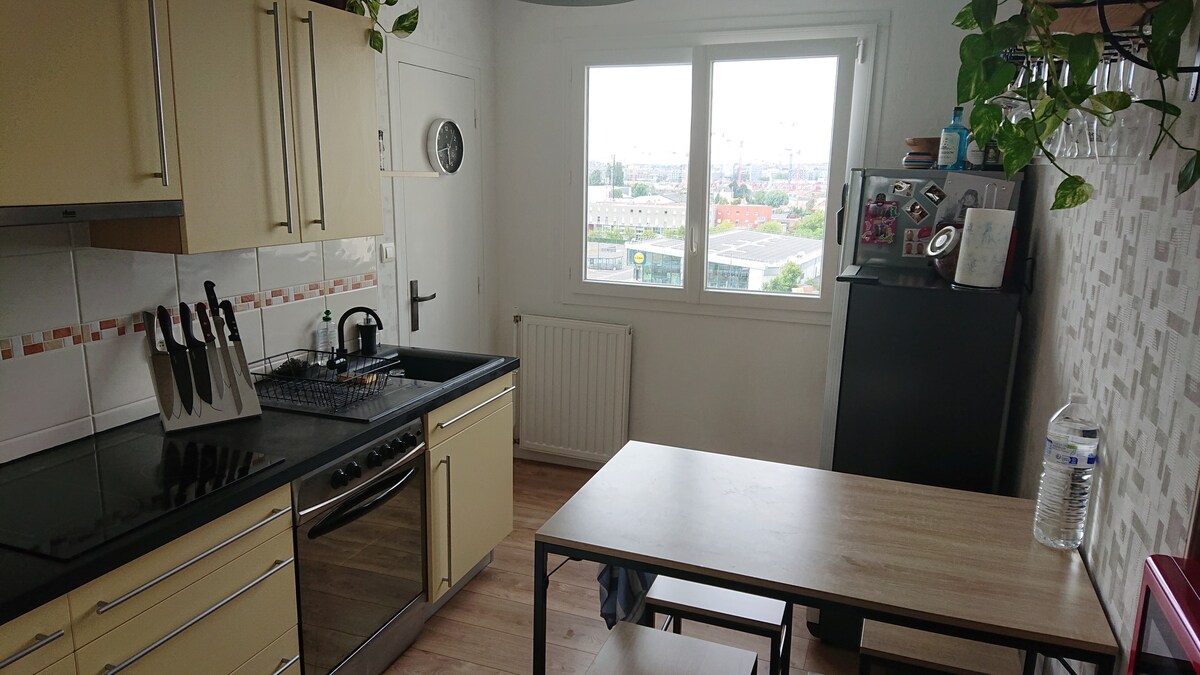 Bright 2-bedroom apartment with view - near tram