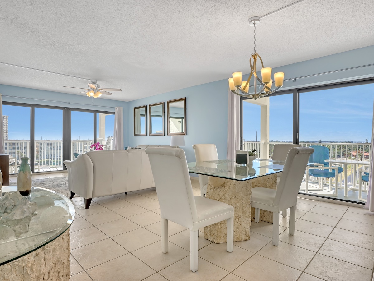 Stylish w/ Ocean View and 2 Balconies, Heated Pool