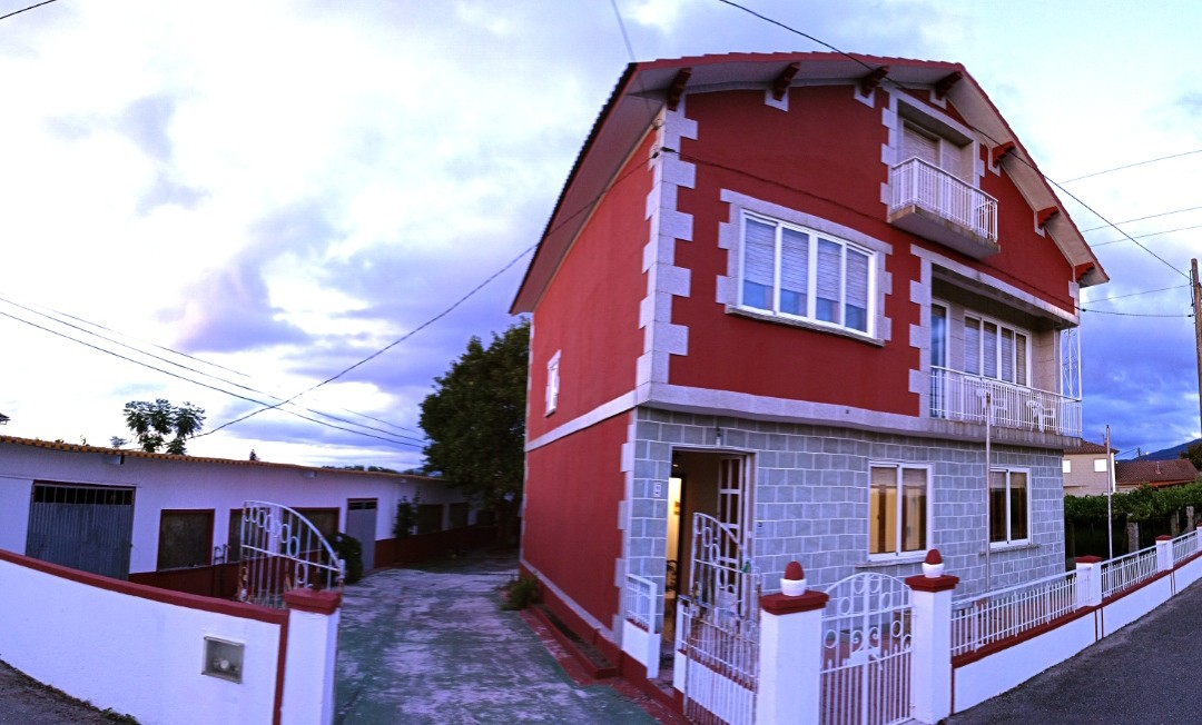 "La Casa Roja"en las Rías Baixas