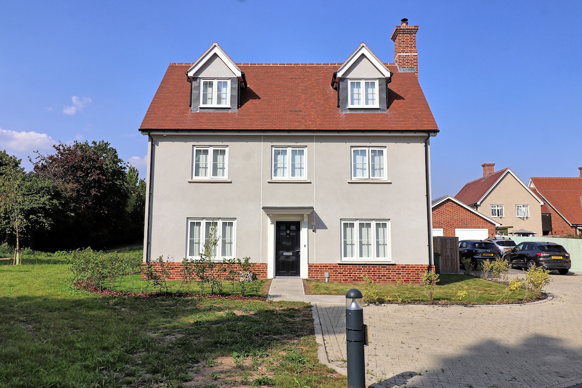 Modern 5 Bed Home in Historic Village.