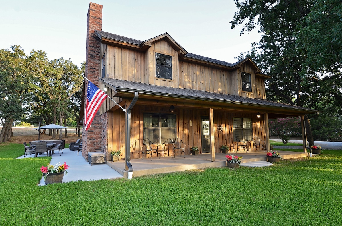 Rustic 25 Acres Retreat: w/ Private Hot Tub & Pond