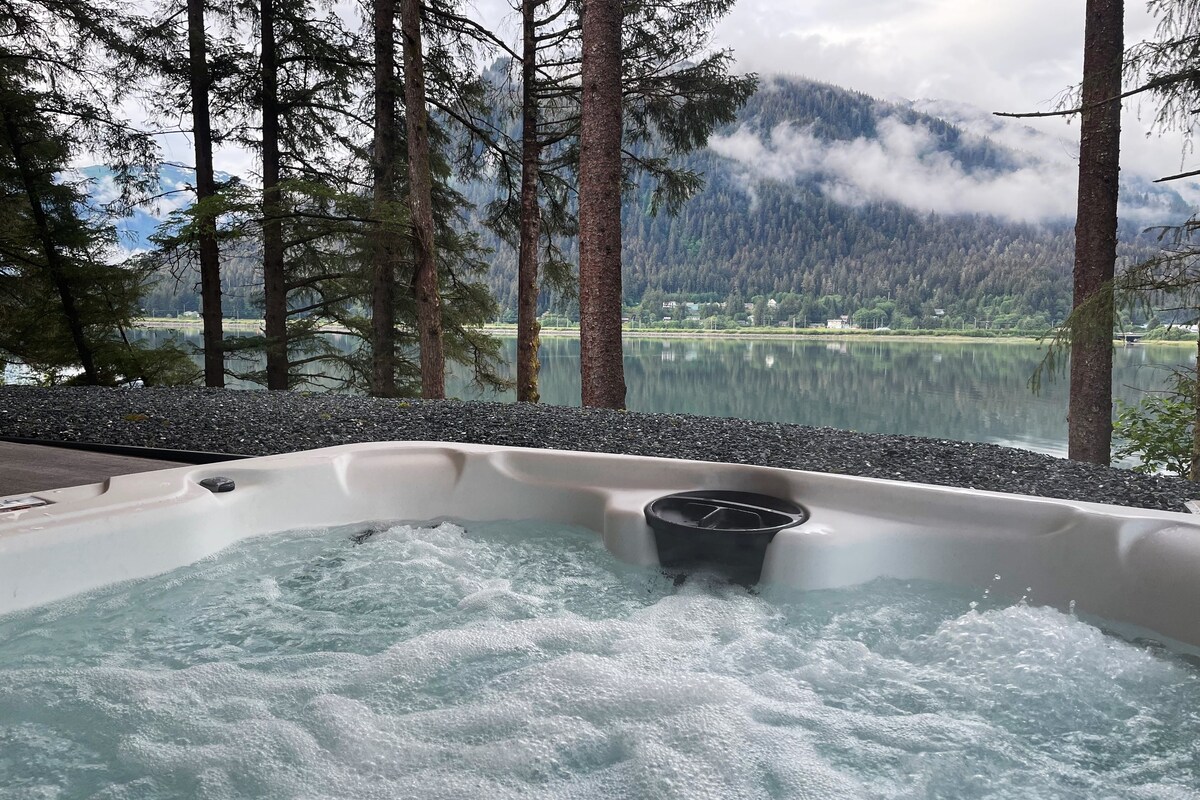 The Alpenglow: Waterfront Escape with Hot Tub
